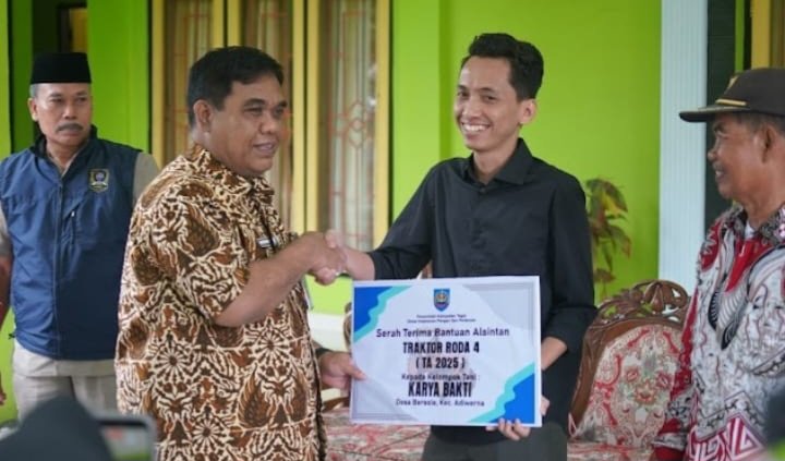 Foto: Guna mendukung peningkatan produktivitas sektor pertanian, Pelaksana Harian (Plh.) Bupati Tegal Ahmad Kholid menyerahkan bantuan alat dan mesin pertanian atau alsintan berupa empat unit traktor crawler dan tujuh unit traktor roda empat kepada 11 kelompok tani di Kabupaten Tegal.