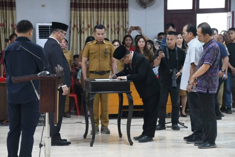 Foto: Bupati Nias Selatan, Sokhiatulo Laia melantik 7 pejabat eselon II hasil seleksi Terbuka pengisian Jabatan Pimpinan Tinggi Pratama (JPTP) yang dibuka sejak 12 Desember 2025 yang lalu. Pelantikan berlangsung di Aula Kantor Bupati Nias Selatan, Jalan Arah Lagundri, KM 5, Bawonahono, Teluk Dalam, Jumat (23/01/2026).
