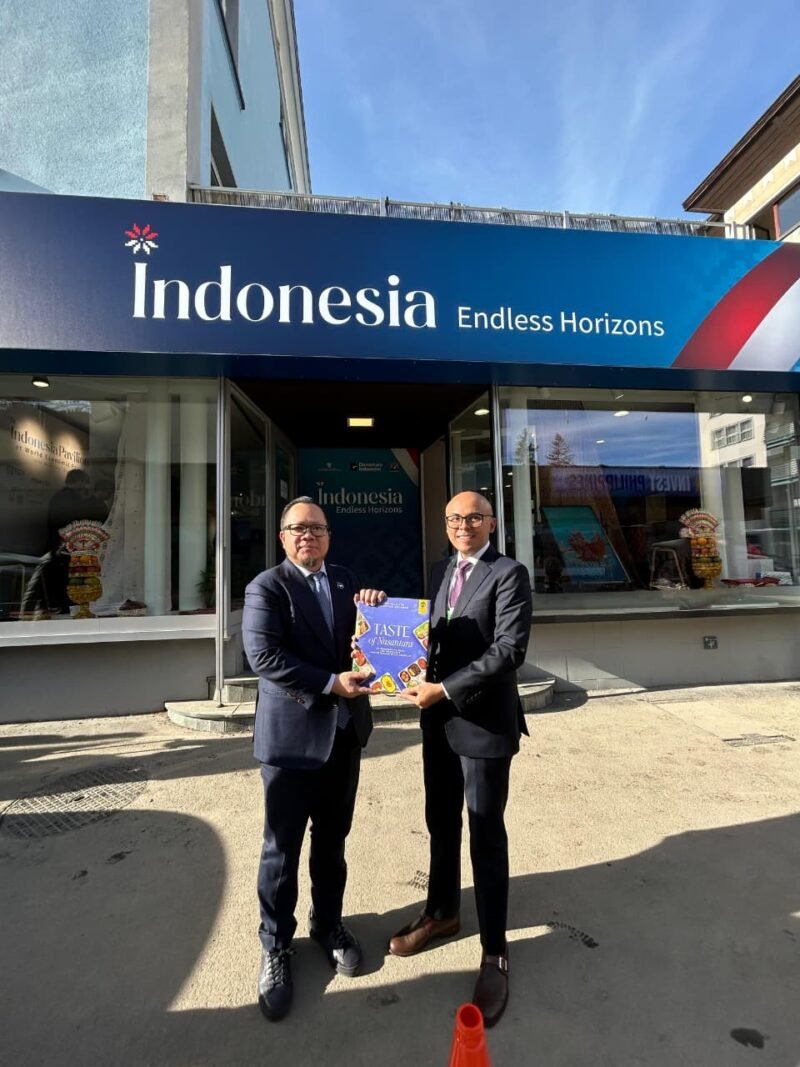 Foto: Buku Rasa Bhayangkara Nusantara karya bersama Wakapolri Komjen Pol. Dedi Prasetyo dan Asisten Khusus Presiden RI Bidang Komunikasi dan Analisa Kebijakan Dirgayuza Setiawan resmi diperkenalkan di ajang World Economic Forum (WEF) 2026 di Davos, Swiss, sebagai bagian dari penguatan diplomasi Indonesia di panggung global.