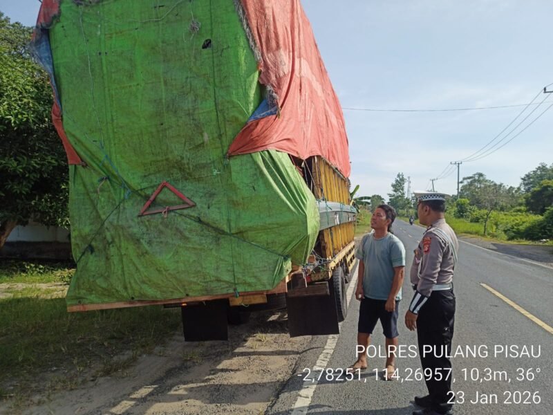 Satlantas Polres Pulang Pisau Beri Teguran Humanis kepada Pengemudi Truk Overload