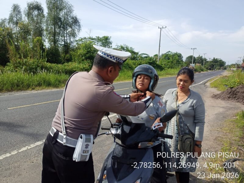 Satlantas Polres Pulang Pisau Sosialisasi Penggunaan Helm dengan Benar