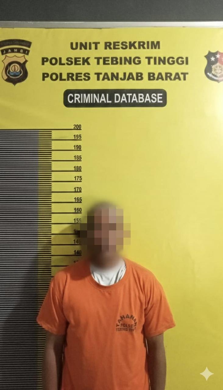 Foto: mengamankan seorang pria berinisial HO , pelaku dugaan tindak pidana pengancaman menggunakan senjata tajam terhadap seorang anggota Polri. Insiden ini terjadi di kawasan Penurun Payo Buluh, Jalan Lintas WKS KM. 01 Kecamatan Tebing Tinggi, Kabupaten Tanjung Jabung Barat, pada Kamis (22/01/2026) petang.