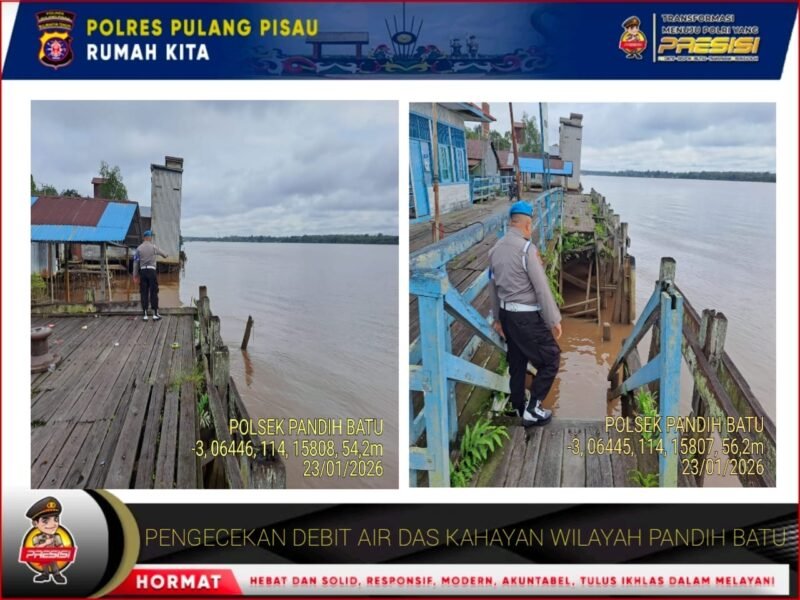 Personil Polsek Pandih Batu Melaksanakan Pengecekan Debit Air di sungai Kahayan Guna mengantisipasi apabila terjadinya Bencana Banjir di wilkum Polsek Pandih Batu