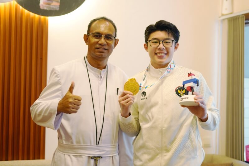 Foto: Prestasi membanggakan kembali ditorehkan oleh dunia pendidikan Kota Surabaya. Salah satu siswa SMA Katolik Frateran Surabaya berhasil mengharumkan nama Indonesia dengan meraih medali emas pada ajang SEA Games 2025.
