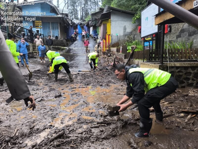 Foto: Polres Tegal Gelar Kerja Bakti Bersihkan Lumpur Dampak Luapan Sungai di Wilayah Guci