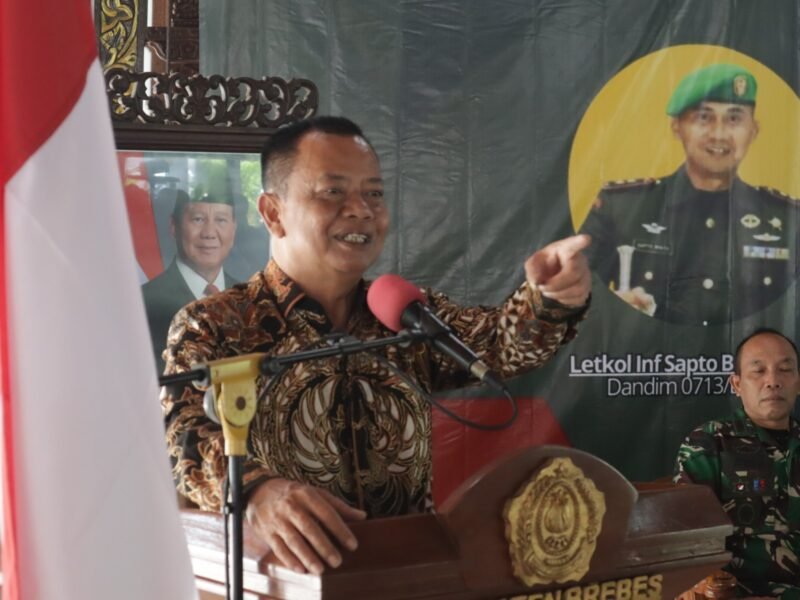 Foto: Ratusan pelajar yang terdiri atas Ketua OSIS SMA/SMK/MA/sederajat, para Pembina OSIS, serta Pembina Ekstrakurikuler seperti Paskibra, Pramuka dan PMR dari beberapa sekolah berkumpul di Pendopo Brebes. Mereka hadir untuk mengikuti kegiatan Bela Negara Tingkat Kabupaten Brebes yang secara resmi dibuka oleh Wakil Bupati Brebes Wurja SE, Sabtu (24/01/2026).