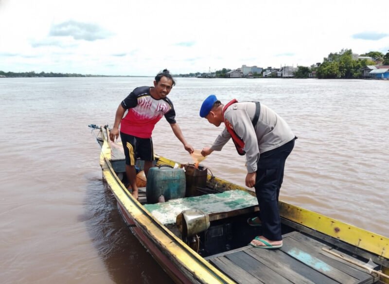 Mesin Klotok Mati di Tengah Sungai, Satpolairud Polres Pulang Pisau Sigap Beri Pertolongan