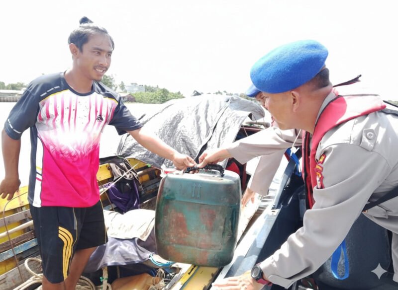 Patroli Berbuah Kepedulian, Satpolairud Polres Pulang Pisau Tolong Warga Kehabisan BBM
