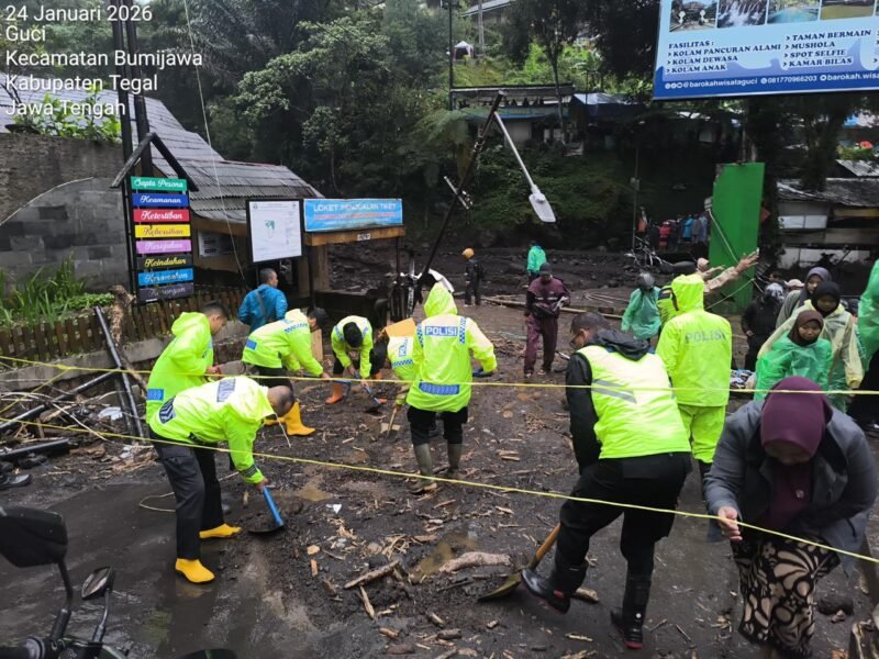 Foto: Masyarakat wilayah Guci, Kabupaten Tegal, menyampaikan rasa terima kasih dan apresiasi atas kepedulian Polres Tegal yang menggelar kerja bakti membersihkan lumpur dampak luapan sungai, Sabtu (24/01/2026).
