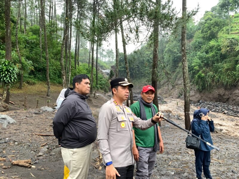 Foto: Kawasan Wisata Guci, Kecamatan Bumijawa, Kabupaten Tegal kembali diterjang banjir bandang. Bencana ini terjadi hanya selang satu bulan setelah kawasan tersebut mengalami kerusakan serius pada Desember 2025, khususnya di sekitar Pancuran 13 yang baru saja selesai diperbaiki. Peristiwa banjir bandang tersebut terjadi pada Sabtu dini hari (24/01/2026).