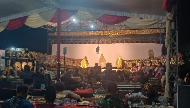 Foto: Pemdes Gelam Kecamatan Candi Sidoarjo Gelar Pagelaran Wayang Kulit semalam suntuk Dan Terbang Jidor Dalam rangka ruwat desa