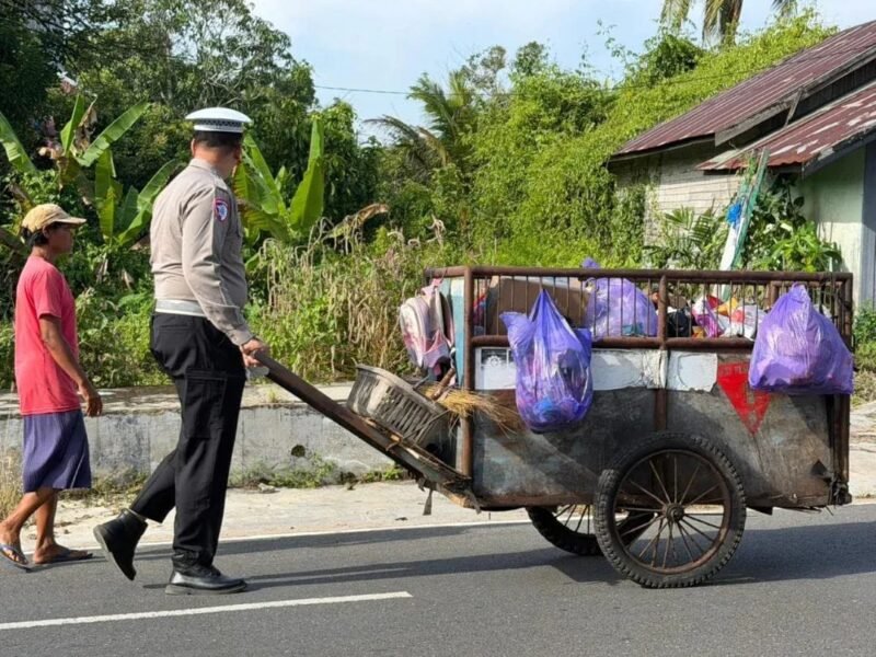 Ringankan Beban Sesama, Personel Satlantas Polres Pulang Pisau Bantu Dorong Gerobak Sampah