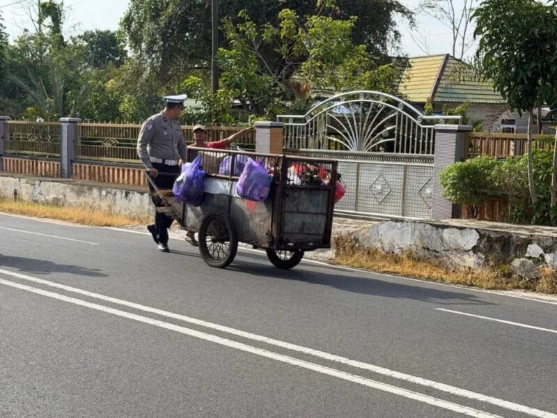 Aksi Humanis Polantas Pulang Pisau, Bantu Dorong Gerobak Ibu Pengumpul Sampah