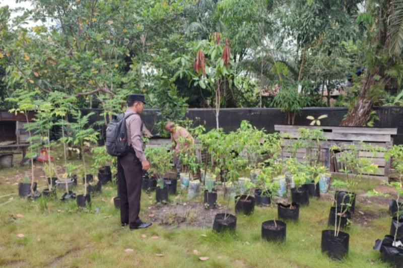 Sambangi Warga, Polsek Jabiren Raya Edukasi Ketahanan Pangan Mandiri