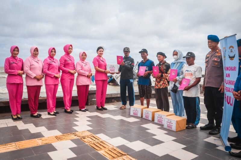 Foto: Bhayangkari Cabang Tegal Kota bersama Yayasan Kemala Bhayangkari menyalurkan bantuan sosial kepada pemilik dan anak buah kapal (ABK) KM Rizki Barokah yang terdampak kecelakaan laut di perairan Kota Tegal, Rabu (21/01/2026).