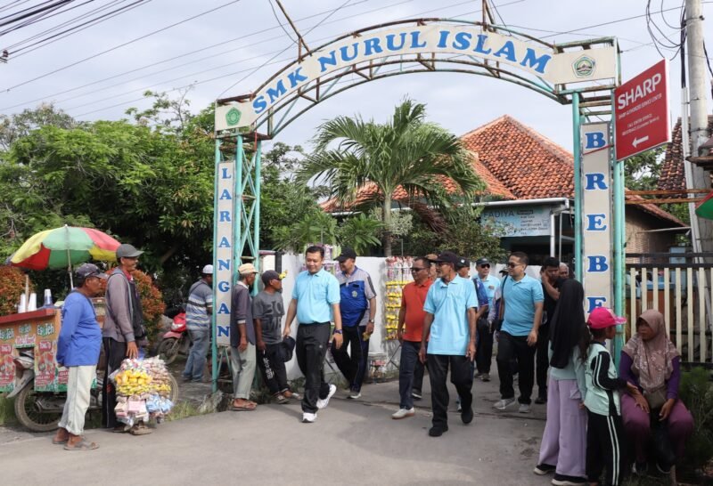 Foto: SMK Nurul Islam Larangan Kabupaten Brebes menggelar jalan sehat bagian dari semarak Dies Natalis ke 24. Ribuan peserta baik dari siswa, guru, staf sekolah hingga warga sekitar sangat antusias mengikuti jalan sehat yang dilepas oleh Wakil Bupati Brebes Wurja SE, Minggu (25/01/2026).