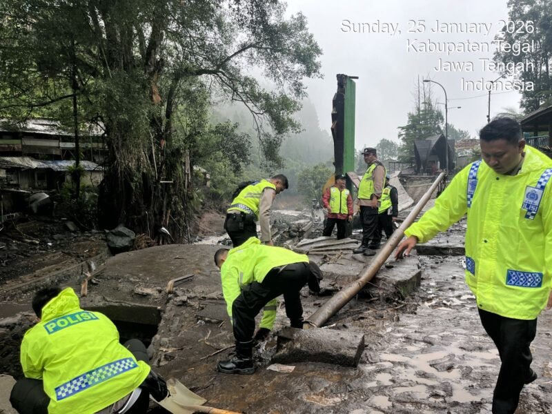 Minggu, (25/01/ 2026) Wujud nyata kehadiran Polri di tengah masyarakat kembali ditunjukkan oleh jajaran Polres Tegal. Dalam situasi bencana, Polri tidak hanya hadir dalam penegakan hukum, tetapi juga berada di garis depan membantu masyarakat. (FOTO)