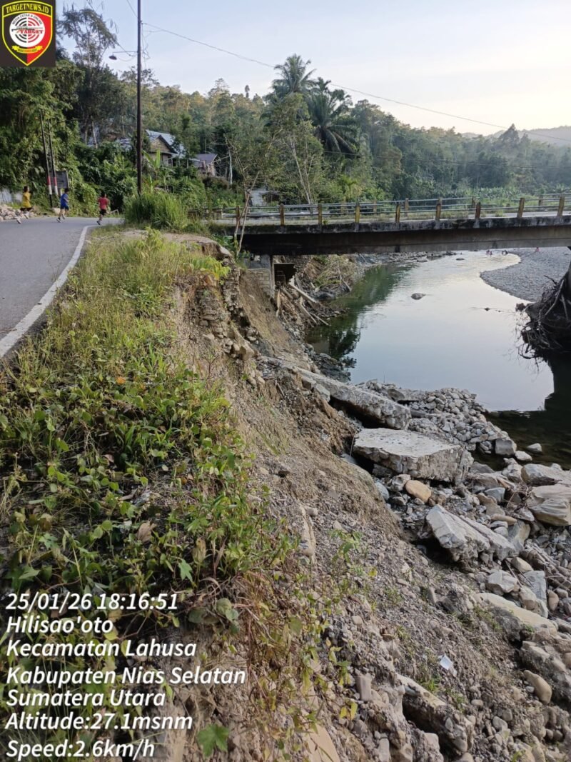 Foto: Kondisi ujung Jembatan Susua yang berada di Desa Hilisao'oto, Kecamatan Siduaori, Kabupaten Nias Selatan, kian memprihatinkan, (25/01/2026).
