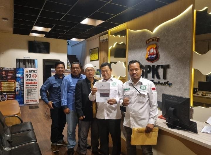 Foto: Advokat Persaudaraan Islam (API) Provinsi Banten resmi melaporkan komika nasional Pandji Pragiwaksono ke Polda Banten, Minggu (25/1/2026).
