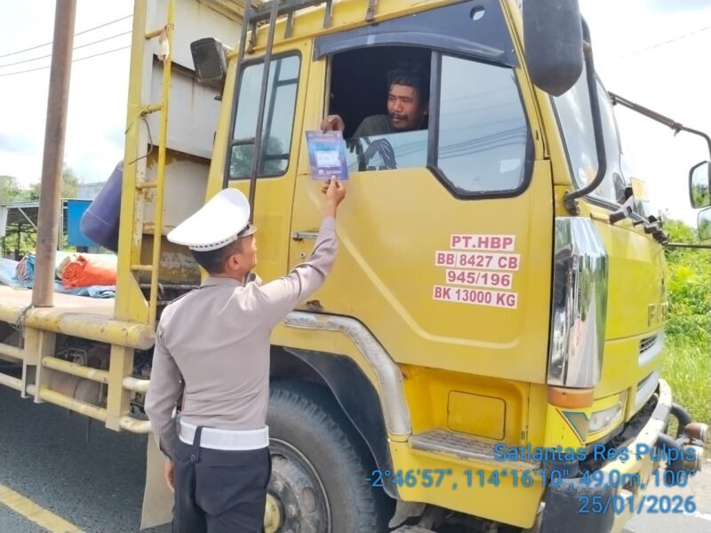 Satlantas Polres Pulang Pisau Bagikan Brosur Keselamatan, Tingkatkan Kesadaran Tertib Berlalu Lintas Masyarakat