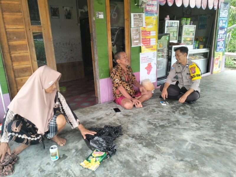 Sat Binmas Polres Pulang Pisau Melaksanakan Kegiatan Polisi RW