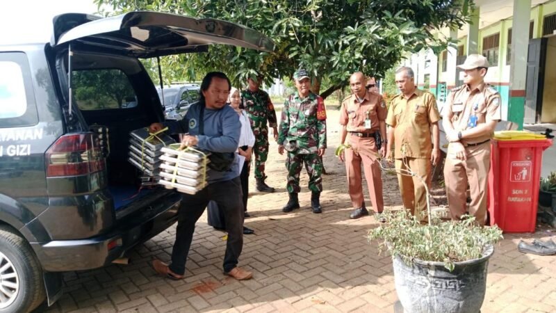 Perdana Beroperasi, SPPG Batakan Dikawal Babinsa Posramil Panyipatan Kodim 1000/TLA dalam Penyaluran Makan Bergizi Gratis