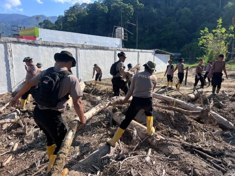 Foto: Pulihkan Pasca-Banjir Bandang, Tim SAR Resi
