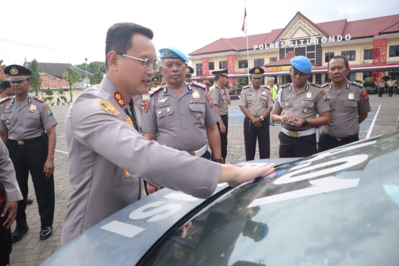 Foto: Polres Situbondo Tempel Bercode Aduan ''Polisi Nakal'' di Mobil dinas