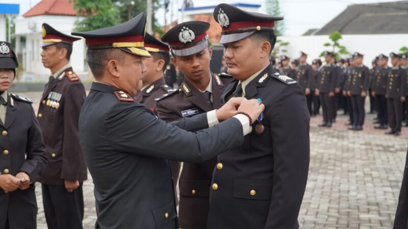 Foto: 74 Personel, Polres Pamekasan Menerima Tanda Kehormatan Satyalancana Pengabdian