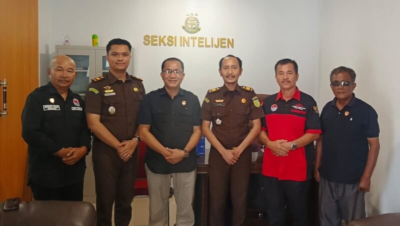 Foto bersama pengurus DPC LSM KPK RI Nias Selatan bersama Kasi Intel Kejaksaan Negeri Nias Selatan, Alex Bill M. Daely, S.H