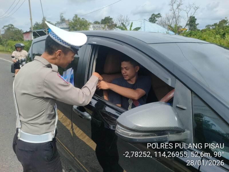 Anggota Satlantas Polres Pulang Pisau Memberi Teguran Kepada Pengemudi Yang Tidak Menggunakan Sabuk Pengaman dengan baik