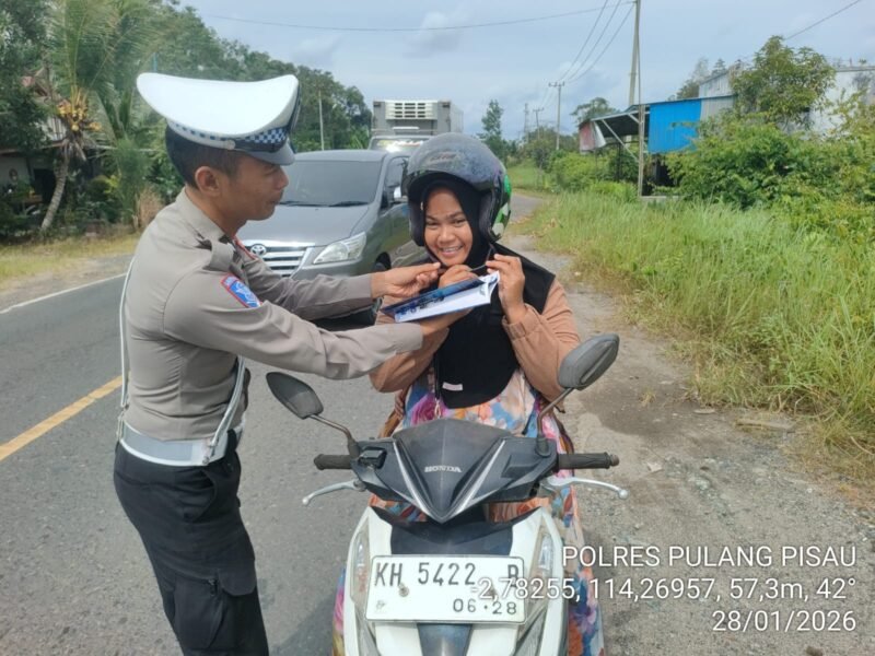 Satlantas Polres Pulang Pisau Ingatkan Pengendara Kaitkan Tali Helm hingga Berbunyi “Klik”