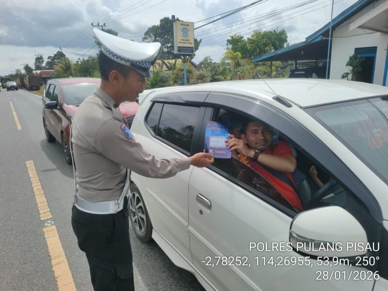 Polres Pulang Pisau Gelar Pembagian Brosur Kamseltibcarlantas kepada Masyarakat