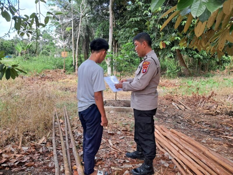 Cegah Karhutla, Personil Sat Binmas Polres Pulang Pisau memberikan himbauan dilarang membakar hutan dan lahan secara sembarangan kepada masyarakat
