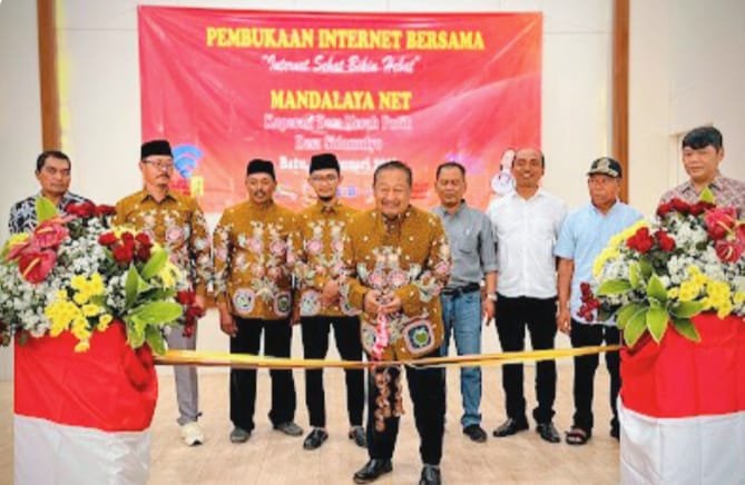 Foto ist: Kades Sidomulyo Suharto, Ketua KDMP, Sikopwrindag, dan Owner Mandala Net, Lounching bisnis internet.