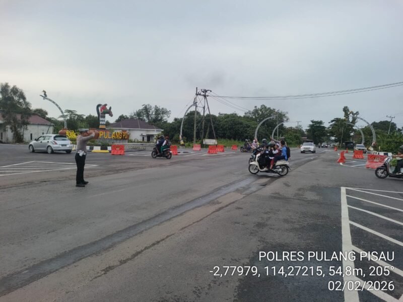 Satlantas Polres Pulang Pisau Lakukan Pengaturan Lalu Lintas di Pagi Hari untuk Kelancaran dan Keselamatan