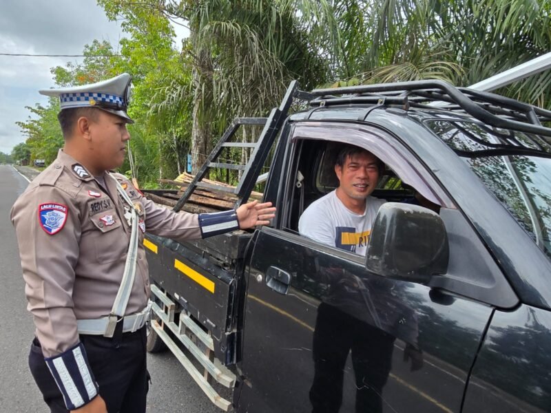 Anggota Satlantas Polres Pulang Pisau Memberi Teguran Kepada Pengemudi Yang Tidak Menggunakan Sabuk Pengaman dengan baik