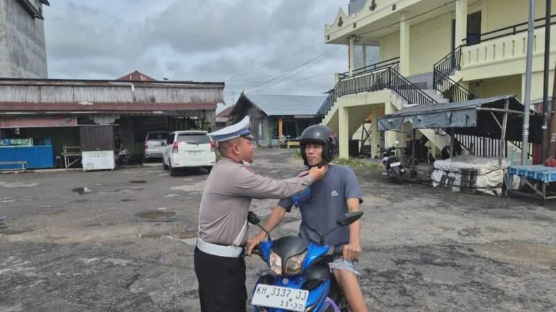 Petugas Satlantas Ingatkan Pengendara R2 Meng “Klik” Helm Saat Berkendara