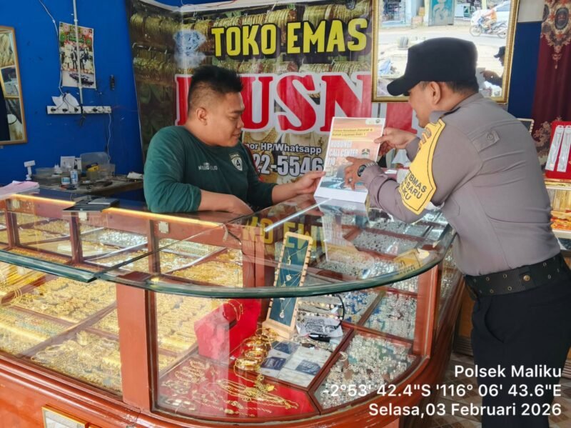 Personil Polsek Maliku melakukan Door to Door System, Menyampaikan Maklumat Kapolda Kalteng