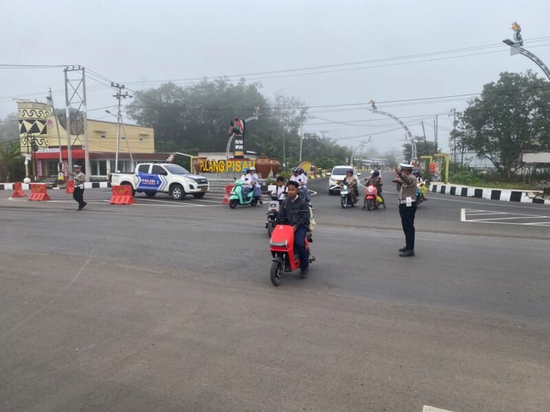 Satlantas Polres Pulang Pisau Lakukan Pengaturan Lalu Lintas di Pagi Hari untuk Kelancaran dan Keselamatan