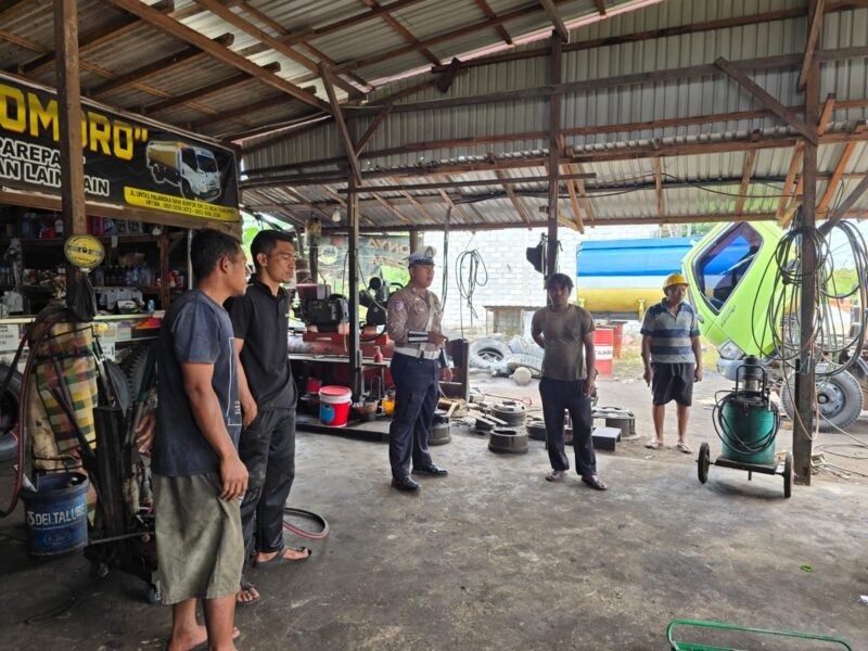 Satlantas Polres Pulang Pisau Sapa Karyawan Bengkel, Ajak Tertib Berlalu Lintas dan Jaga Kamtibmas