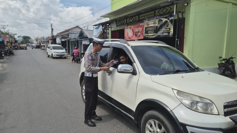 Polisi Beri Edukasi Melalui Pembagian Brosur Keselamatan Berlalu Lintas, Ini Tujuan dan Harapannya