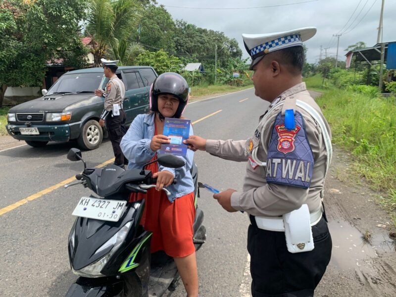 Gencarkan Sosialisasi Ops Keselamatan Telabang 2026, Satlantas Polres Pulang Pisau Bagikan Brosur ke Pengguna Jalan