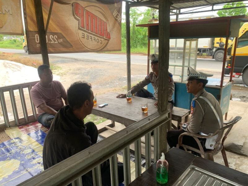 Polantas Menyapa: Ngopi Bareng Warga, Satlantas Polres Pulang Pisau Edukasi Tertib Berlalu Lintas