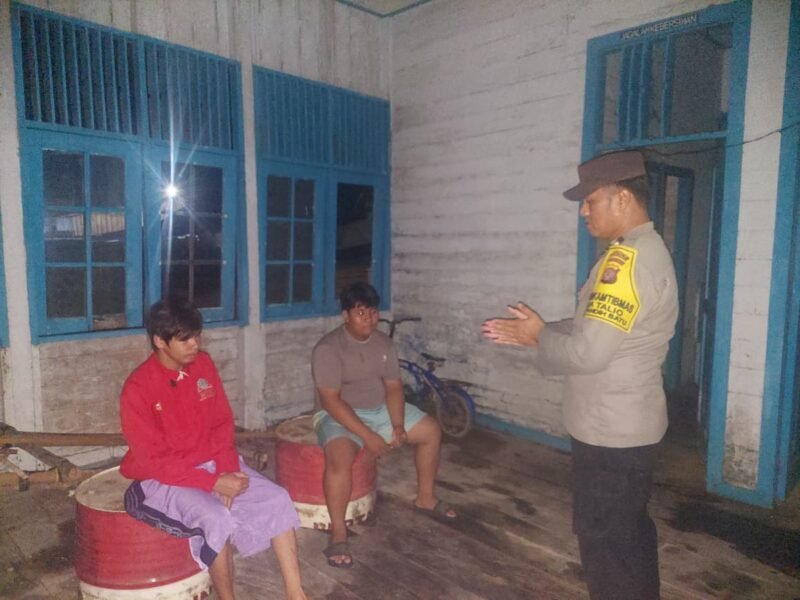 BHABINKAMTIBMAS POLSEK PANDIH BATU POLRES PULANG PISAU LAKUKAN PENGECEKAN POS KAMLING DI WILKUM POLSEK PANDIH BATU