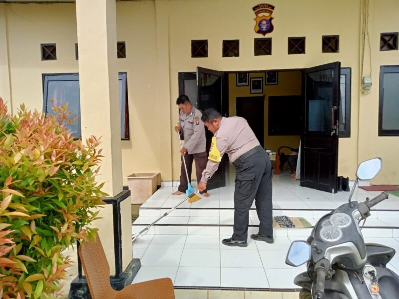 Polsek Kahayan Kuala melaksanakan giat Korve lingkungan terkait program Gerakan ASRI (Aman, Sehat, Resik dan Indah).