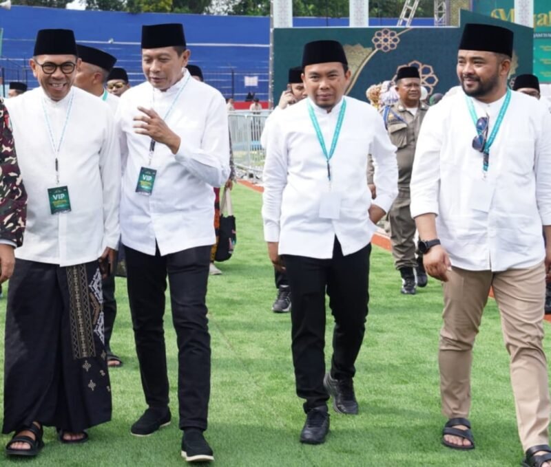 Foto ist : Walikota Batu dan Walikota Malang dan Wakil Walikota Heli Suyanto hadir di Stadion Gajayana Malang.