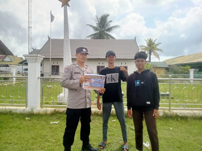 Personel Polsek Kahayan Kuala mensosialisasikan layanan aduan Calcenter 110 guna meminimalisir angka kejahatan dan juga memudahkan masyarakat dalam penyampaian pengaduan