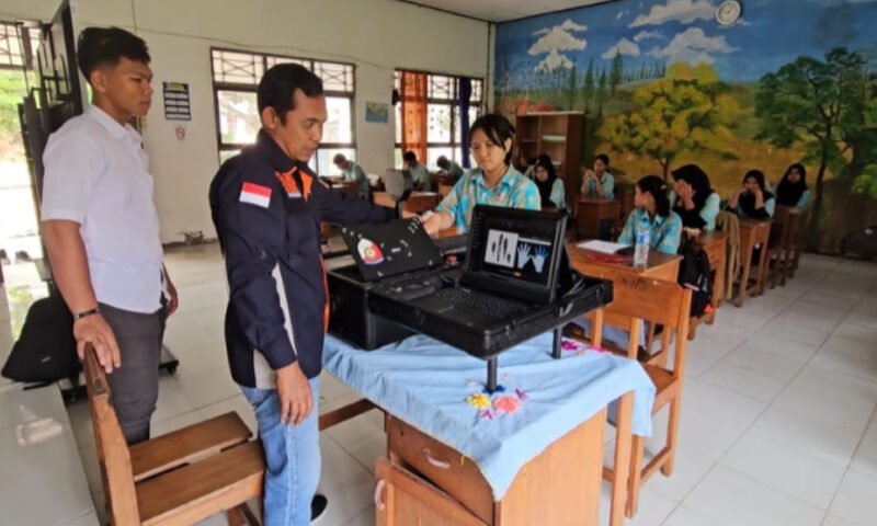 SIJAMALA Hadir di Sekolah: Satreskrim Pulang Pisau Lakukan Pendataan Sidik Jari Pelajar