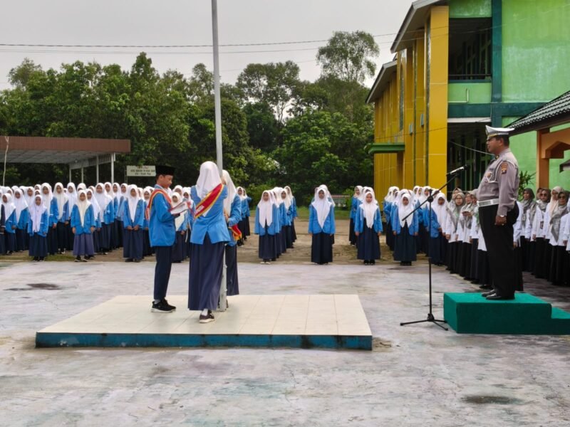 Melalui Upacara Sekolah, Satlantas Polres Pulang Pisau Sosialisasikan Operasi Keselamatan Telabang